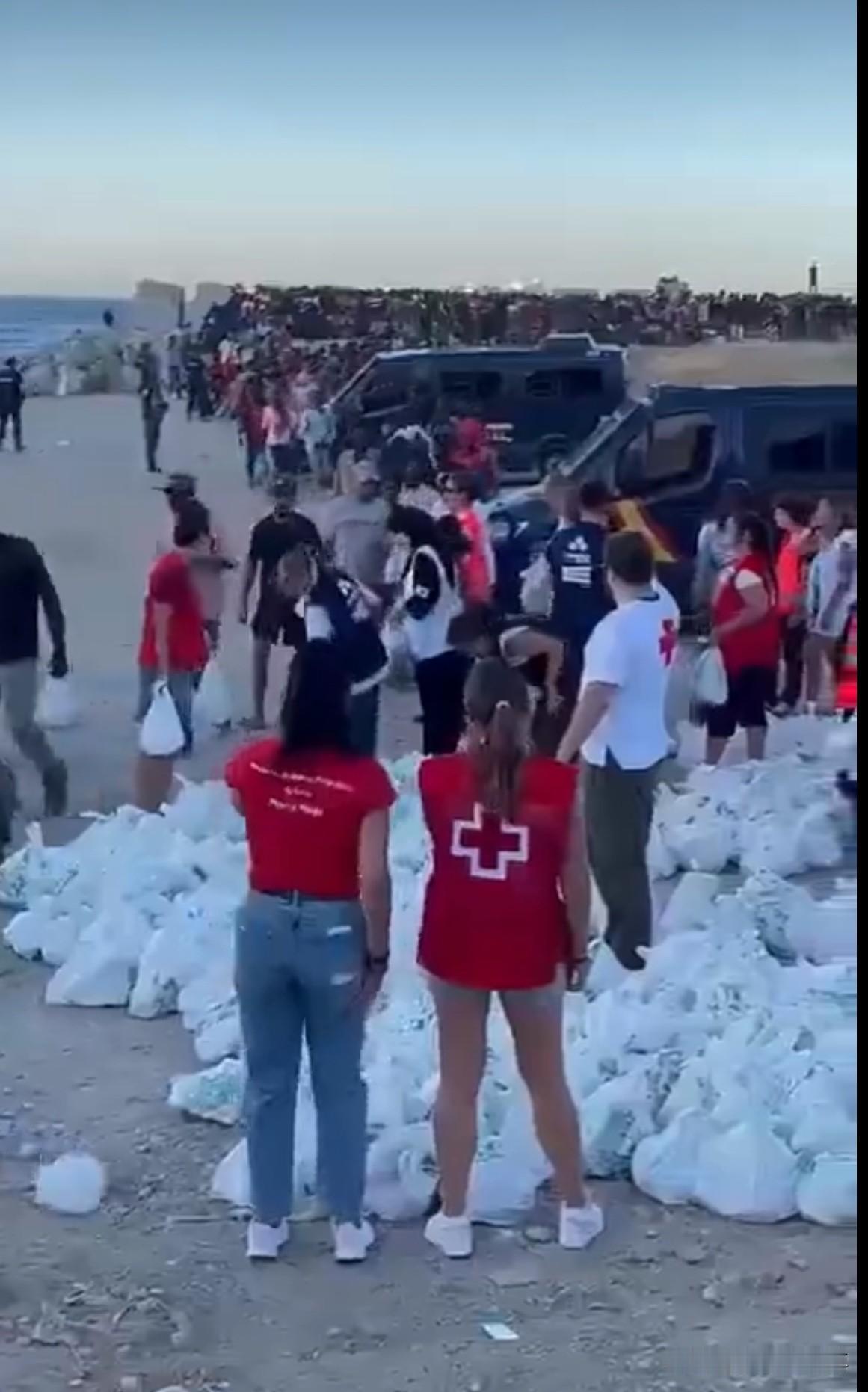 从摩洛哥偷渡到西班牙飞地休达的摩洛哥非法移民万万没有想到，志愿者在特拉姆波利尼海