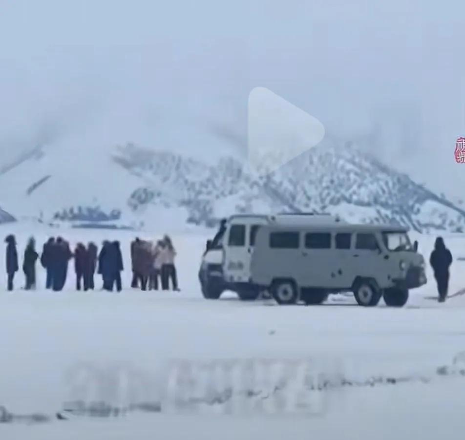 头皮发麻，刚刷到贝加尔湖游客遇难的消息，有目击者透露：在坠湖之前，司机就发现了冰