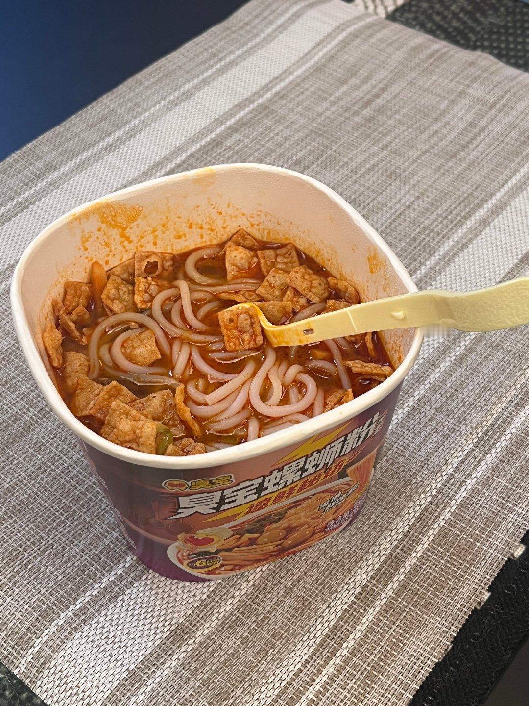 等我老了才不会玩这些梗 本来觉得螺蛳粉做冲泡版的就是为了图个方便，没想到臭宝直接