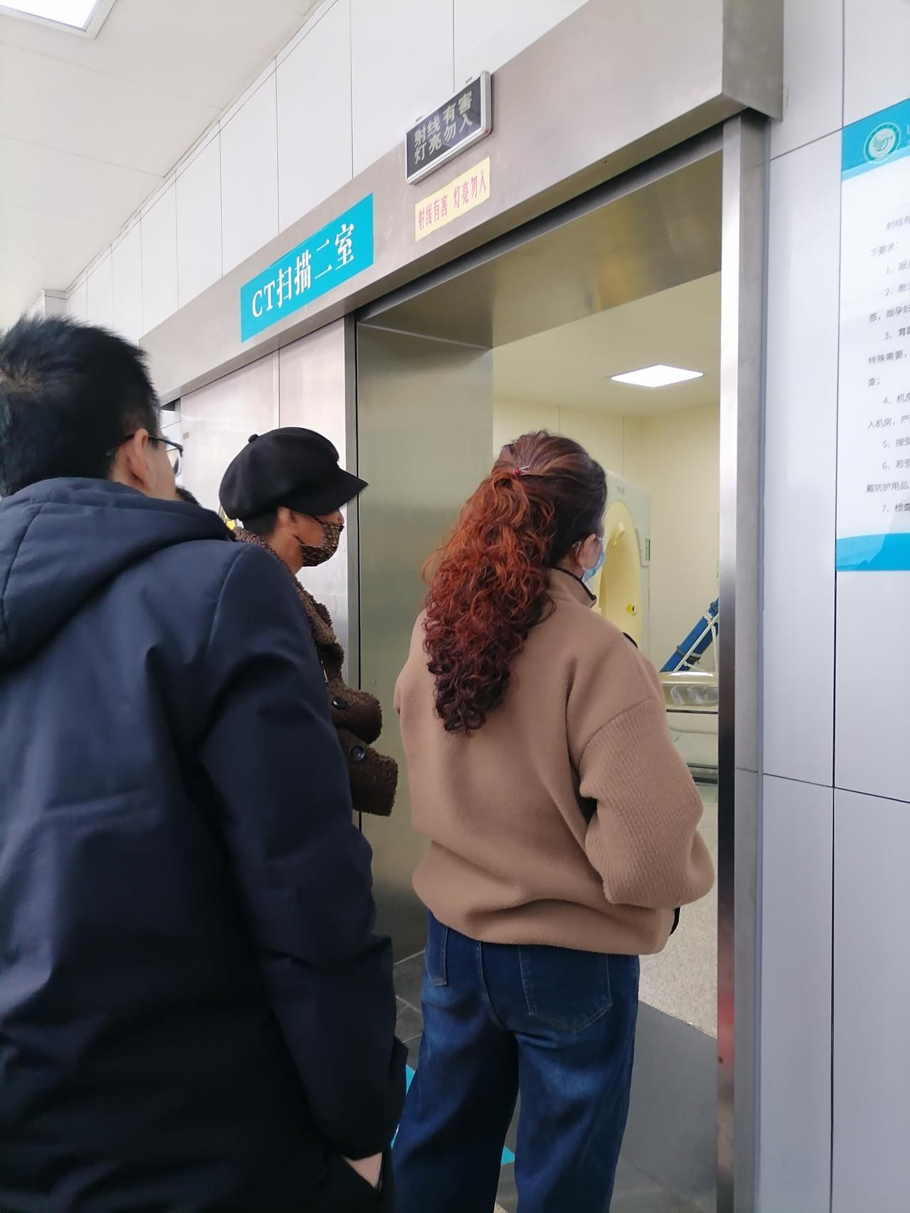 进出 CT 扫描室的人，心情就像坐过山车。我见过检查完拿到好结果的，那脸上瞬间绽