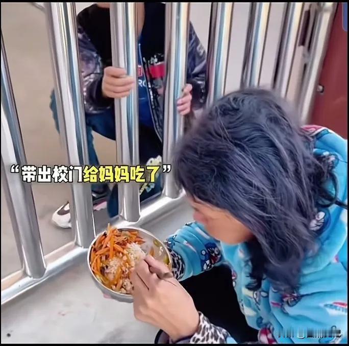 正在上小学二年级的小男孩，每天中午都带着自己的午饭去另外一个地方是为何？有一次老