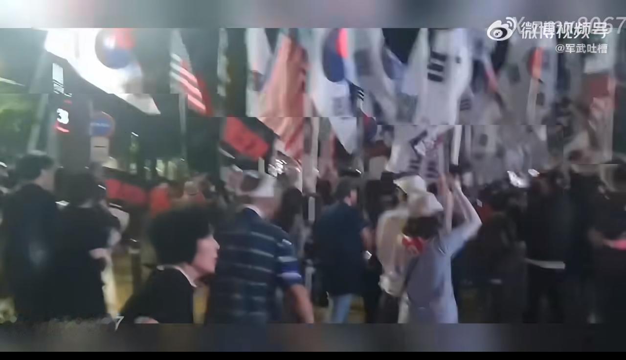 发现一个问题：韩国每次抗议活动举的都是美国国旗？这是造势还是想表达什么呢？

对