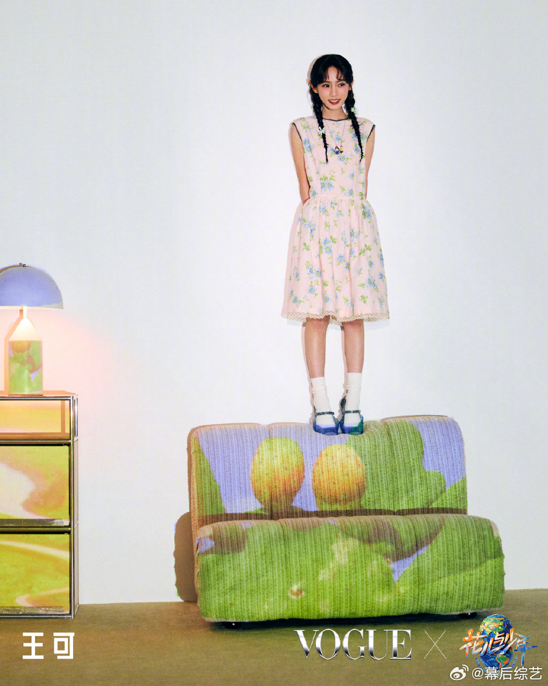王可油画感少女花儿与少年静态大片已经这么出彩，很好奇王可在旅行综艺里的真实状态演
