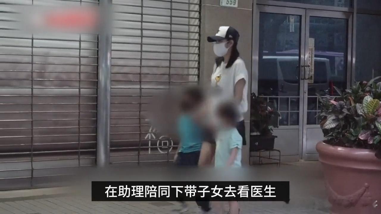 44岁安以轩近况安以轩带娃看病后与好友酒吧聚会 安以轩带娃看病后与好友酒吧聚会，