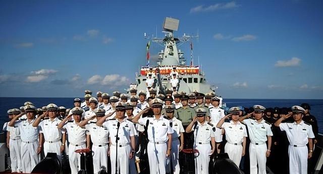 1997年香港回归前夕，突然有34艘英国军舰闯入南海，肆无忌惮的朝着中国军舰冲撞