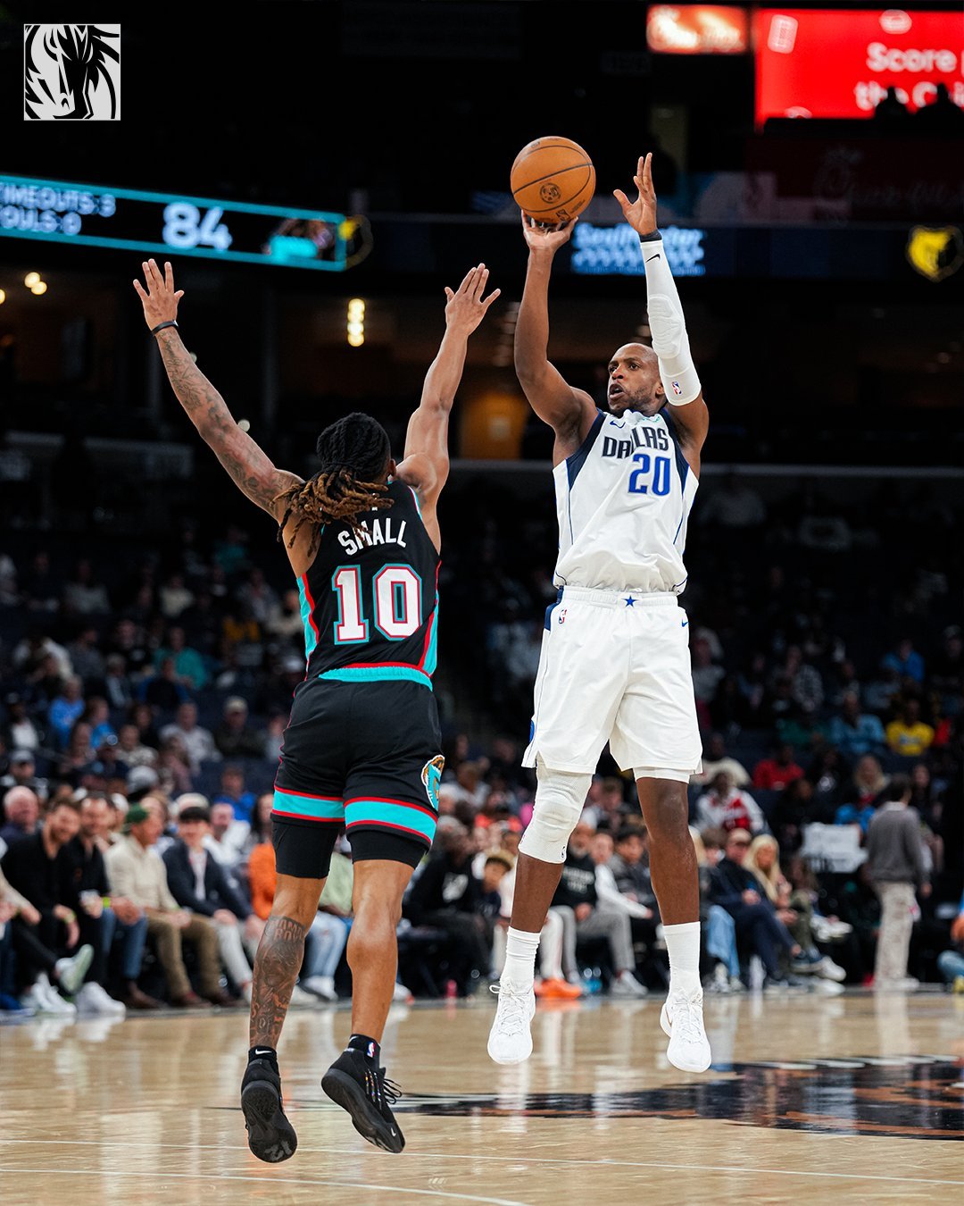 米神给小旗说这就是总冠军前锋的水准，在这样的互啄局还是太超模了，第四节 22 分