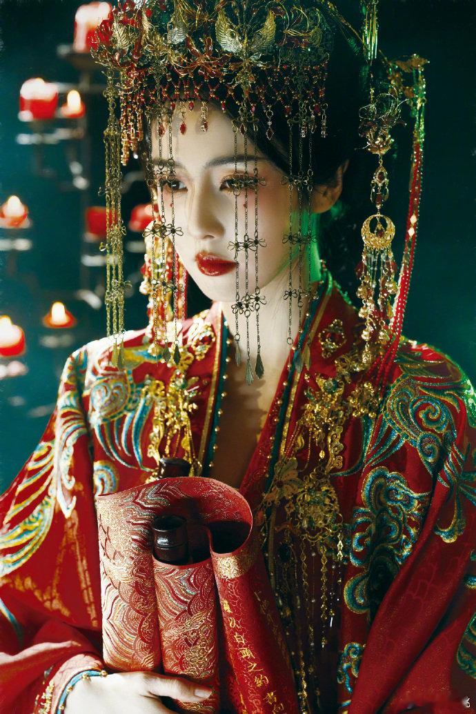 唐宫奇案站内热度破6000唐宫奇案 白鹿演的李佩仪太圈粉！武力拉满还心思细腻，女