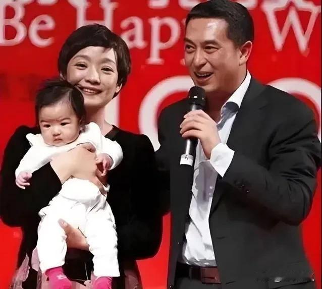 张嘉译和王海燕夫妻合照，妻子王海燕手中抱着的小孩，是他们的儿子还是他们的孙子呢？
