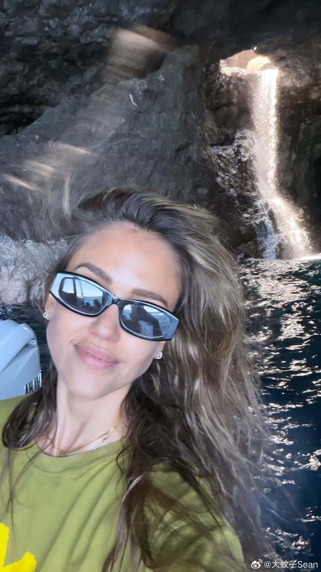 Jessica alba杰西卡阿尔芭分享泳装新照，再一次和朋友带着孩子游历海边和