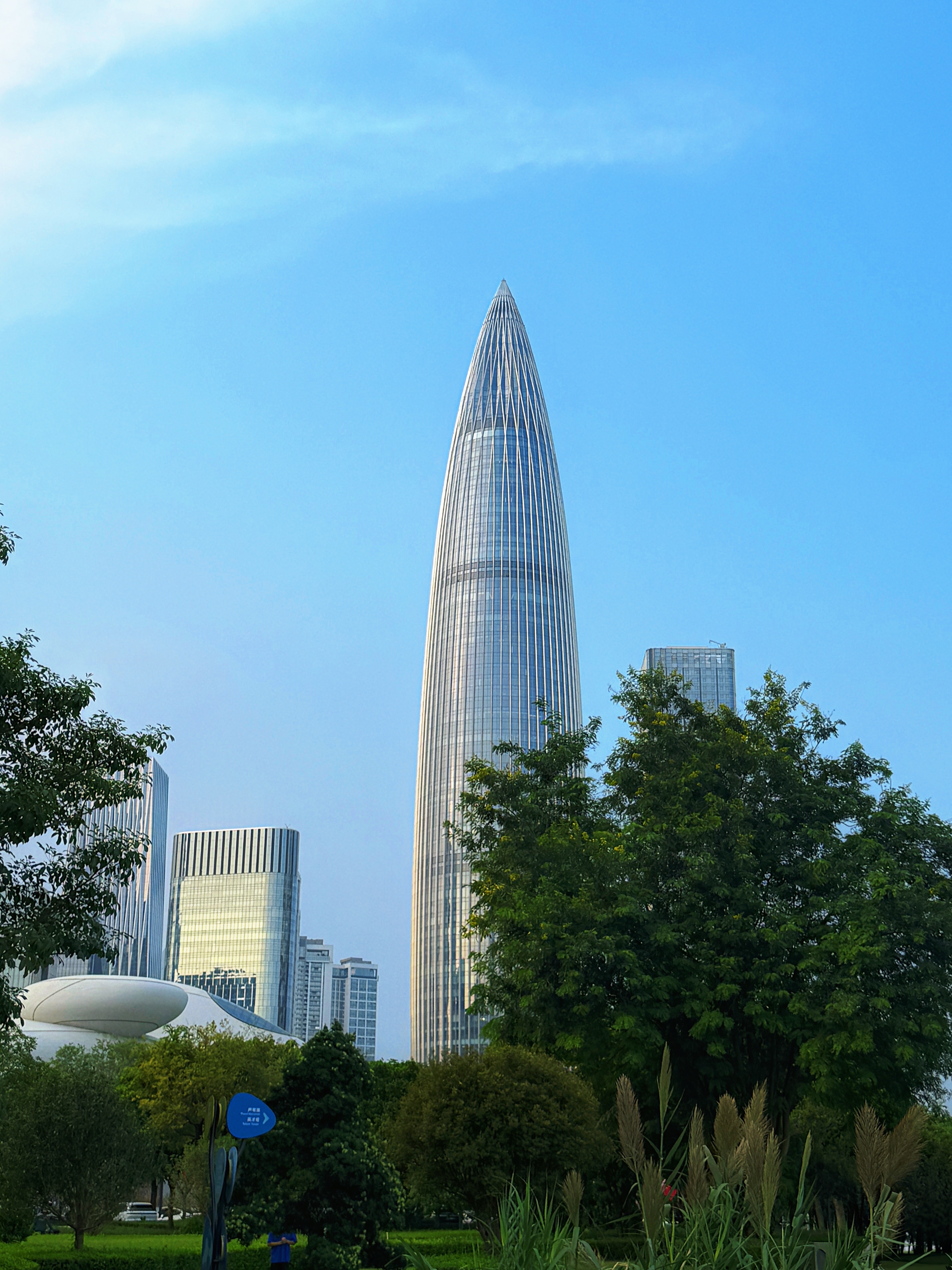 人才公园窥见深圳格局漫步深圳人才公园，一城山水一城风华。作为全国首座以人才为主题