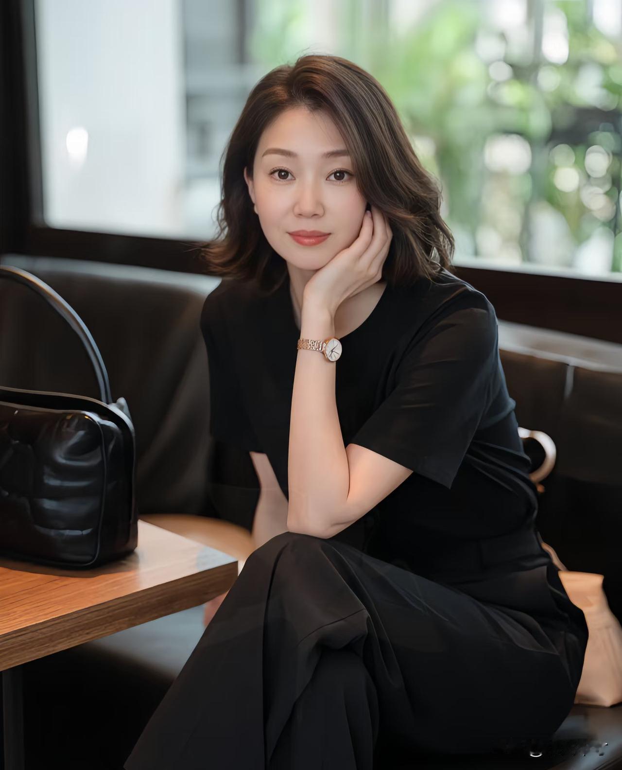 我80年今年45岁，
一个中年女人的生活现状：

闹钟没响我就醒了，窗帘缝里漏进