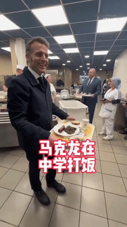 马克龙去一所高中食堂吃饭，所有人员居然没有任何反应[抠鼻]

视频中，只见马克龙