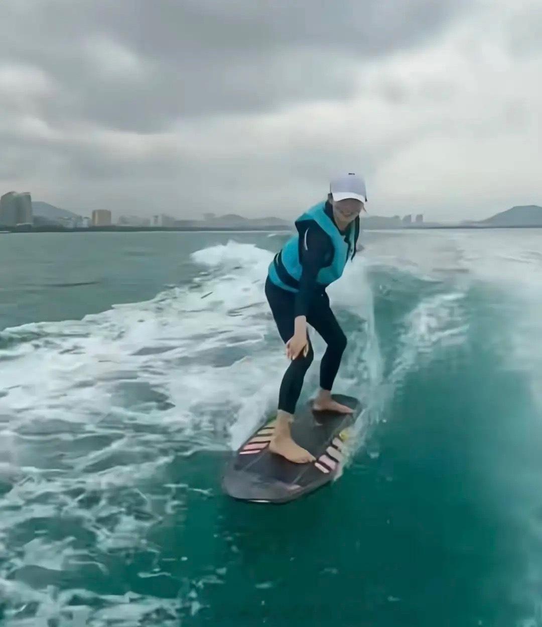 马龙老婆出海度假，35岁夏露扎麻花辫，站冲浪板上比心，好甜！ 