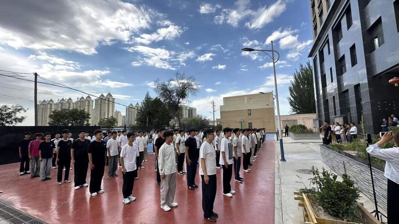 同学们加油，未来是属于你们的。无军训不青春 青春飞扬的校园军训