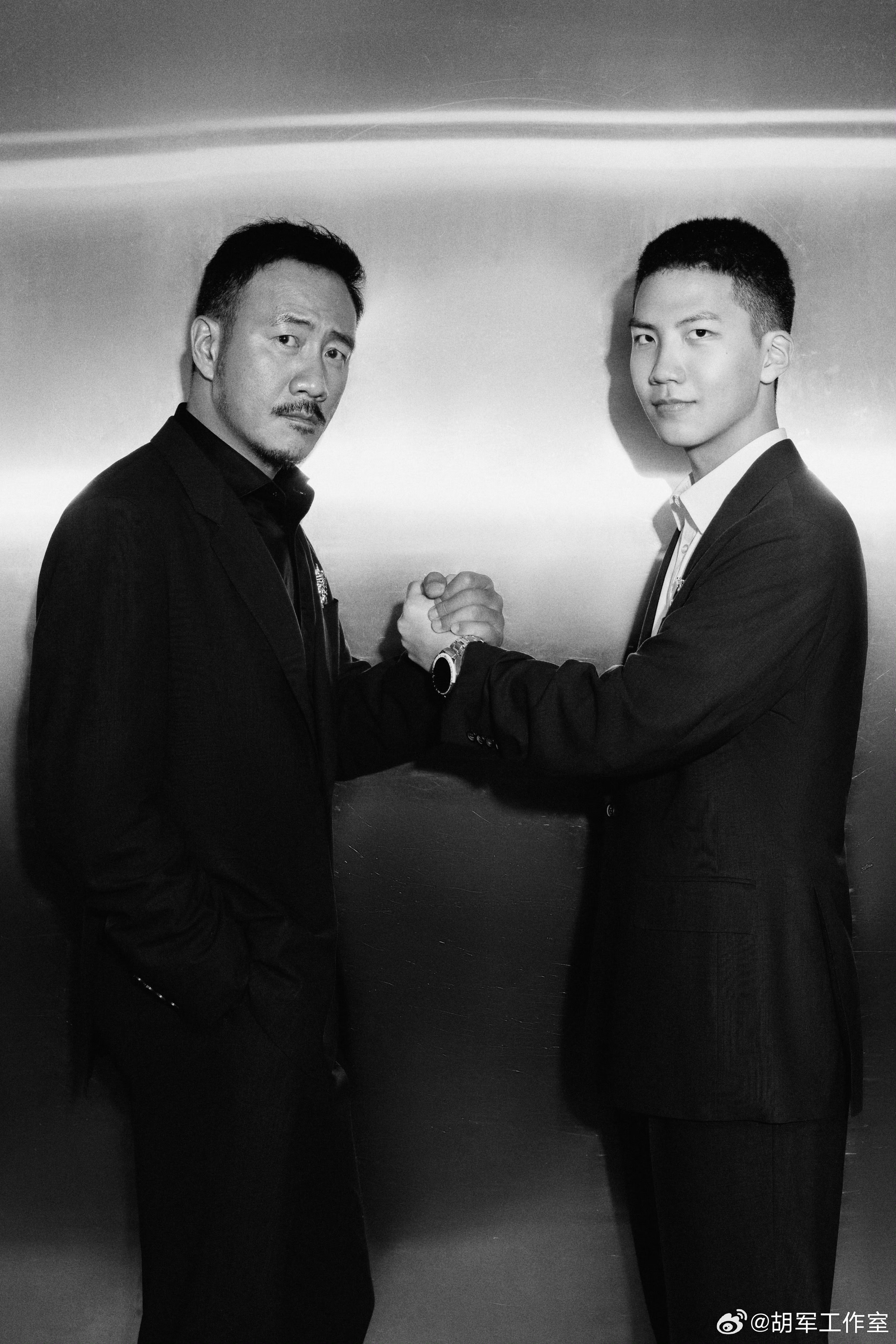 胡军让陈哲远粉丝先去吃饭 胡军当助理的反差感太强了，不仅对陈哲远照顾有加，对粉丝