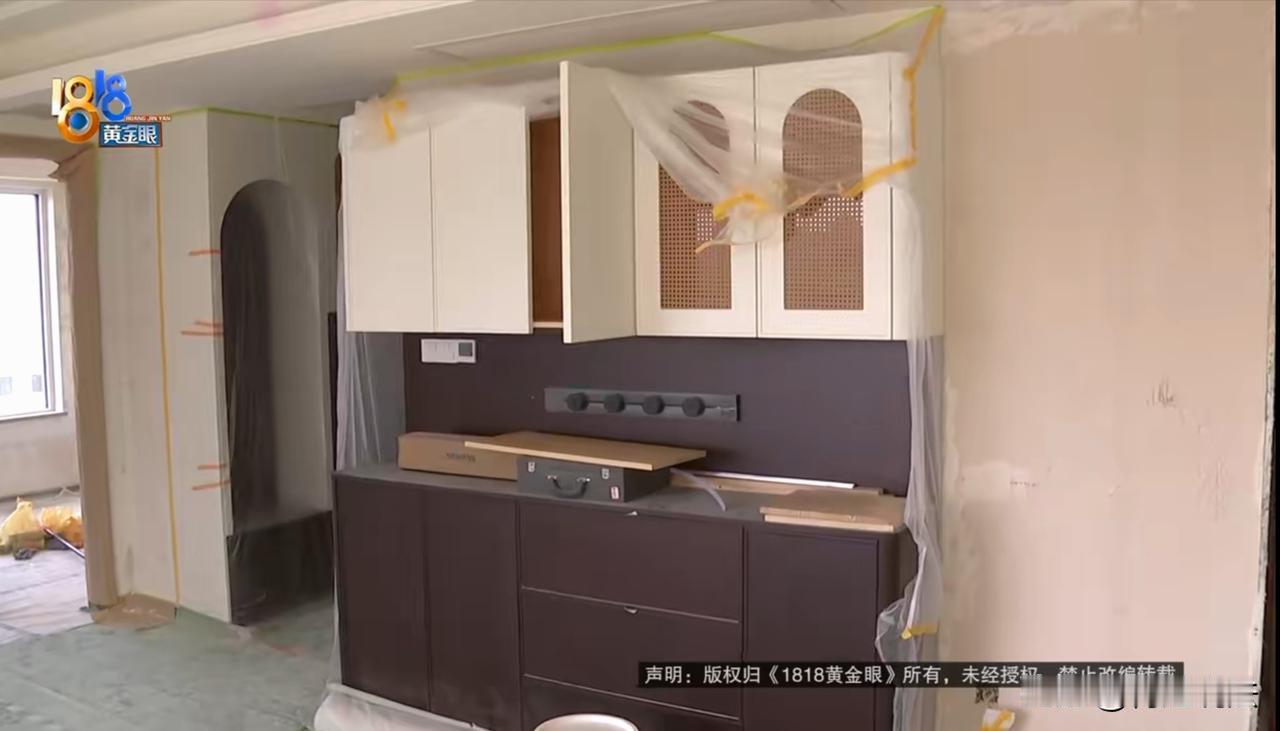 浙江杭州，胡女士花大价钱为她300万的新房买了一套原木家具，可家具都快安好了，胡