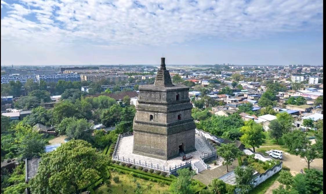 繁塔是开封现存最古老地面建筑，六角青砖古塔原为九层近76米，如今只剩36.68米