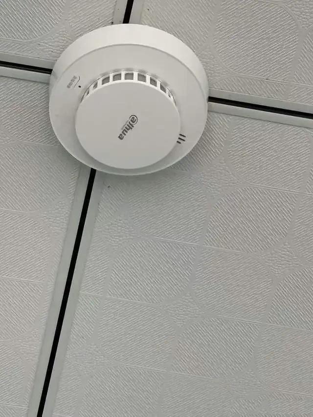 河南商丘，近日有自称“社区工作人员”的陌生人涌入店铺，不问商户是否同意，直接将一