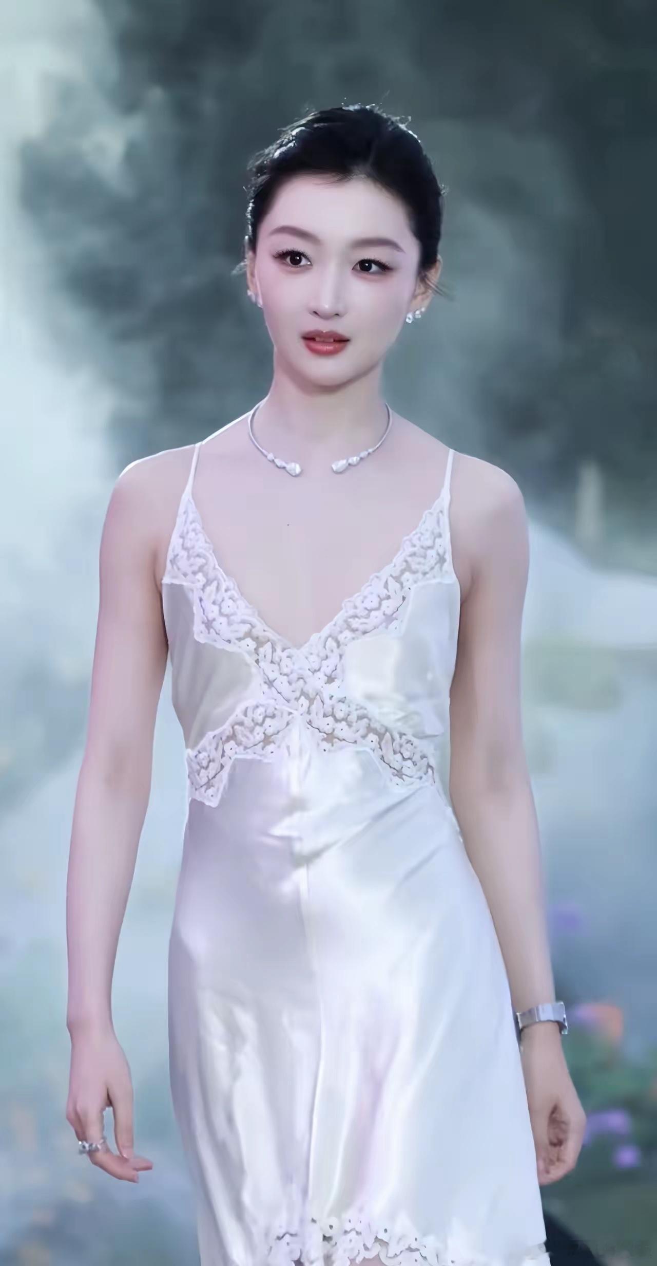 说实话，娱乐圈最想不通的女演员就是周冬雨了，真的很好奇，她这几年到底经历了啥，怎