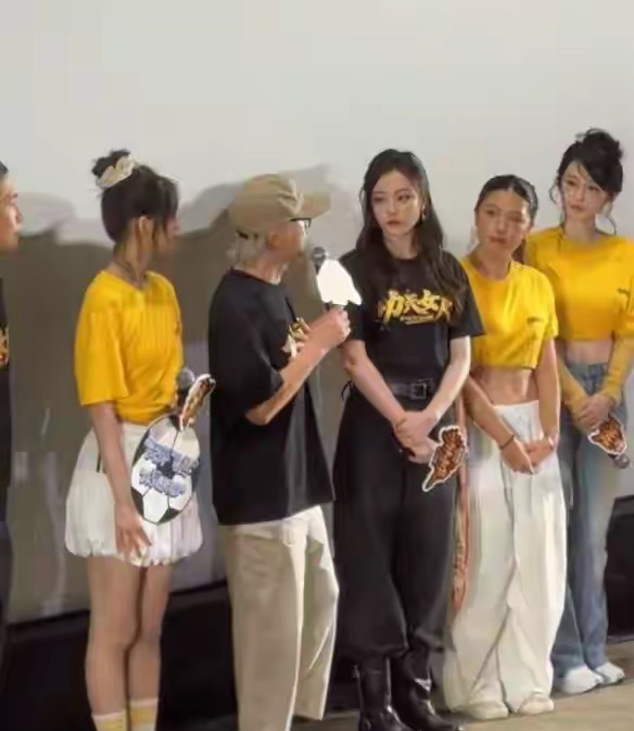 星爷杭州路演当众狂夸热巴！小姑娘当场害羞低头，画面好温柔7月14号《功夫女足》杭