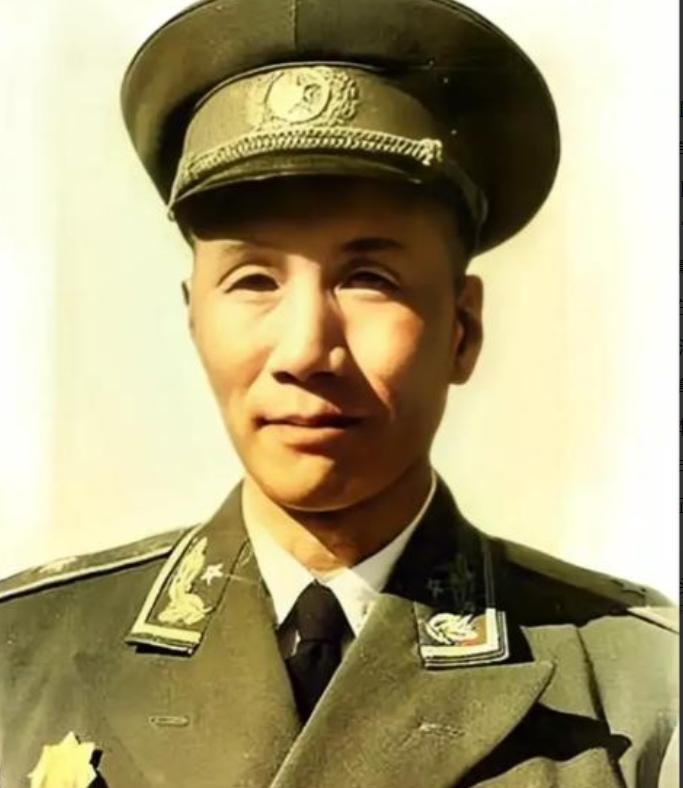 1941年，国军团长投奔新四军后，在夜里被人连捅3刀，却没死，杀手走后，团长本想