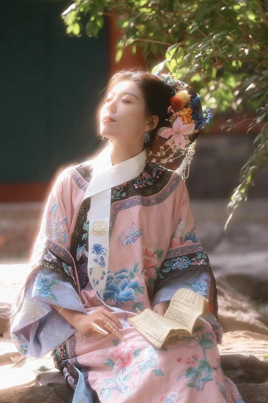 客妹说：“这个摄影师真的好会拍旗装呀！”