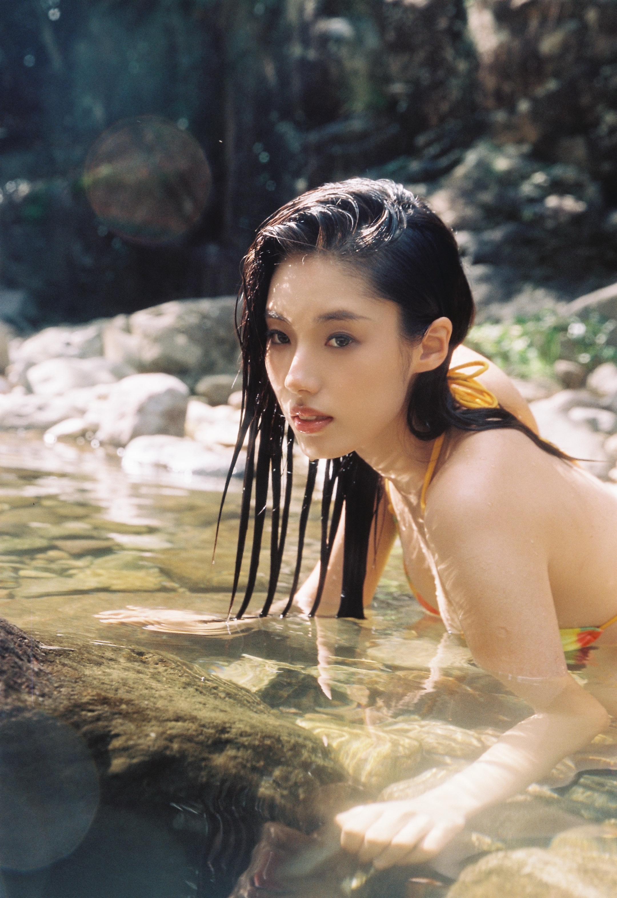 审核员您好 图片内容为游泳正常比基尼穿搭 无不良影响引导 球球别限流😭😭😭