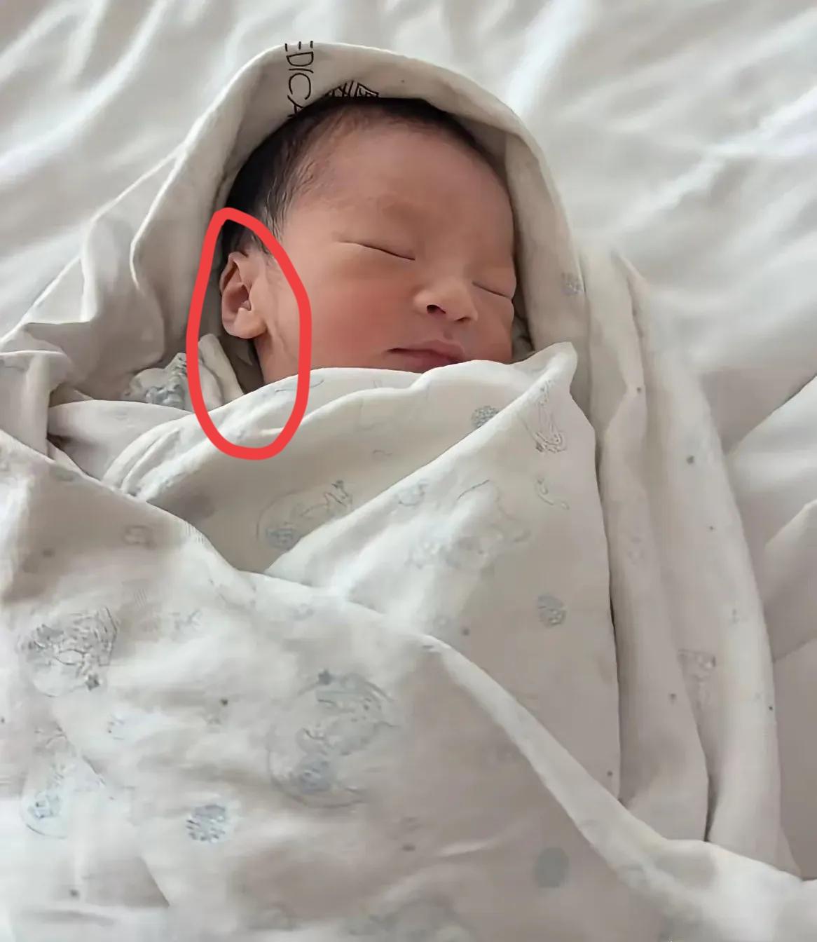 这孩子真有福气，一出生就火了，现在各大平台都是这小家伙的照片。

别的小孩出生的