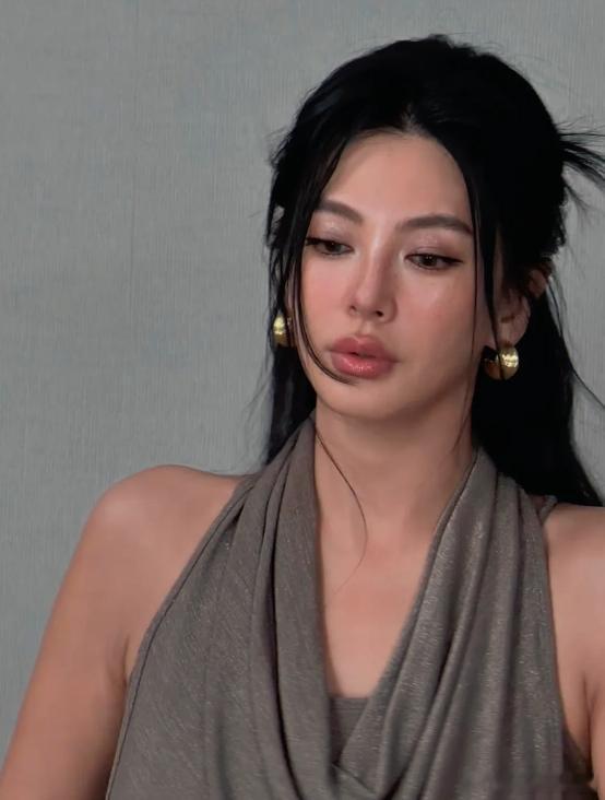 张雨绮这金耳环一戴，眼神一杀，谁看了不说一句大女主本主？ 
