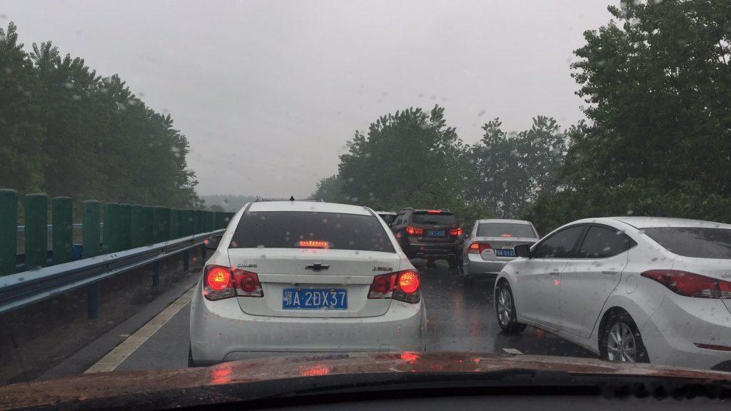 在床上躺着，想到一种缺德的驾驶方式。堵车的时候，你在第二车道，很无聊，决定找点乐