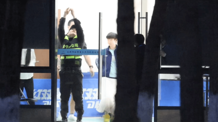 3.21日，莎莎训练结束，离开场馆之后，工作人员把场馆的灯关上了，
莎莎是最后一