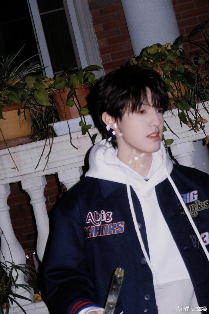 张泽禹 浪漫制造机 冬日里吹出的泡泡是他浪漫的独特表达。 