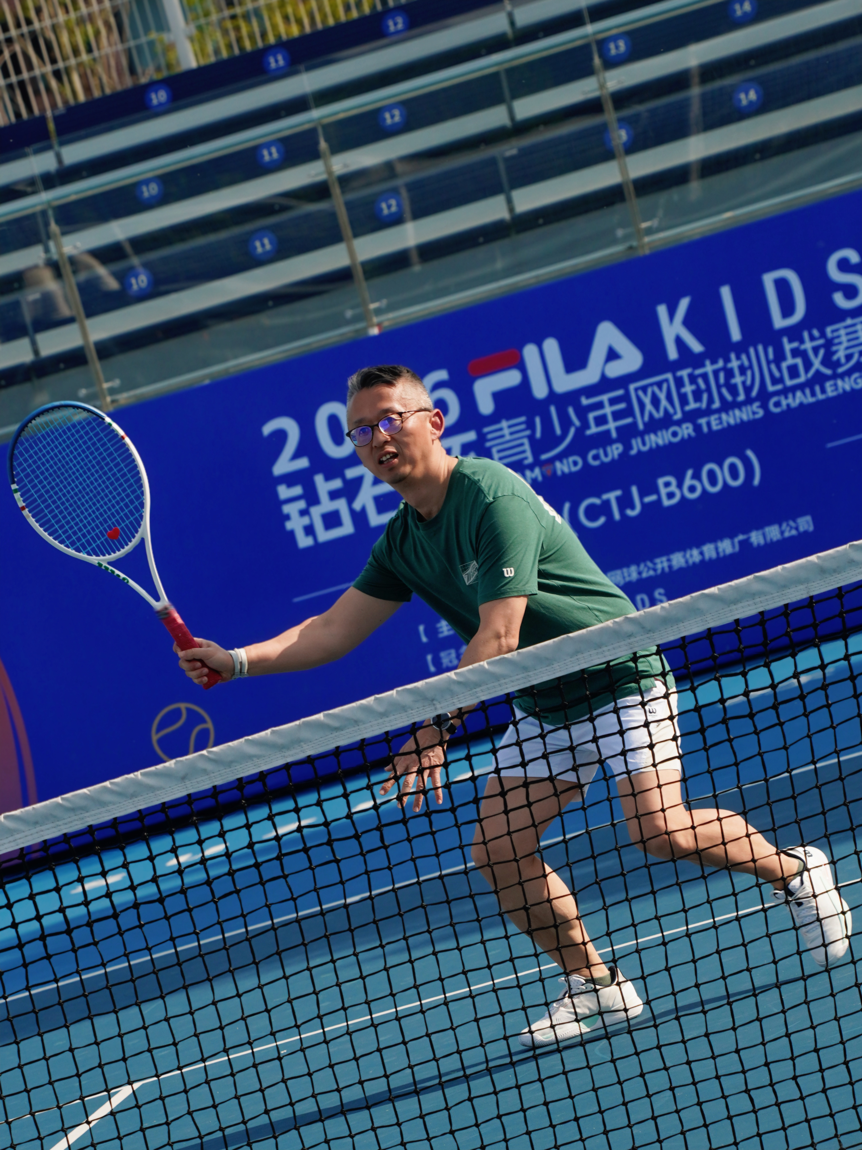 跟着青少年网球赛事去春游，本周来到了苏州。半岛国际网球俱乐部，真的就建在岛上，阳