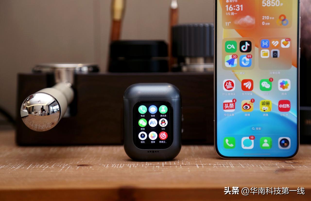 AI通话耳机，太长下面简称荣耀亲选AI通话耳机，这个设备其实有点魔幻，你说是耳机