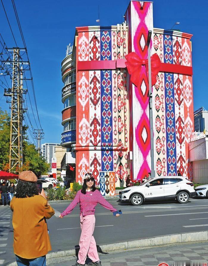 【乌鲁木齐巧用“萌元素”释放“可爱力”】当冰封玫瑰在冬日绽放，成为灰白街景中的浪