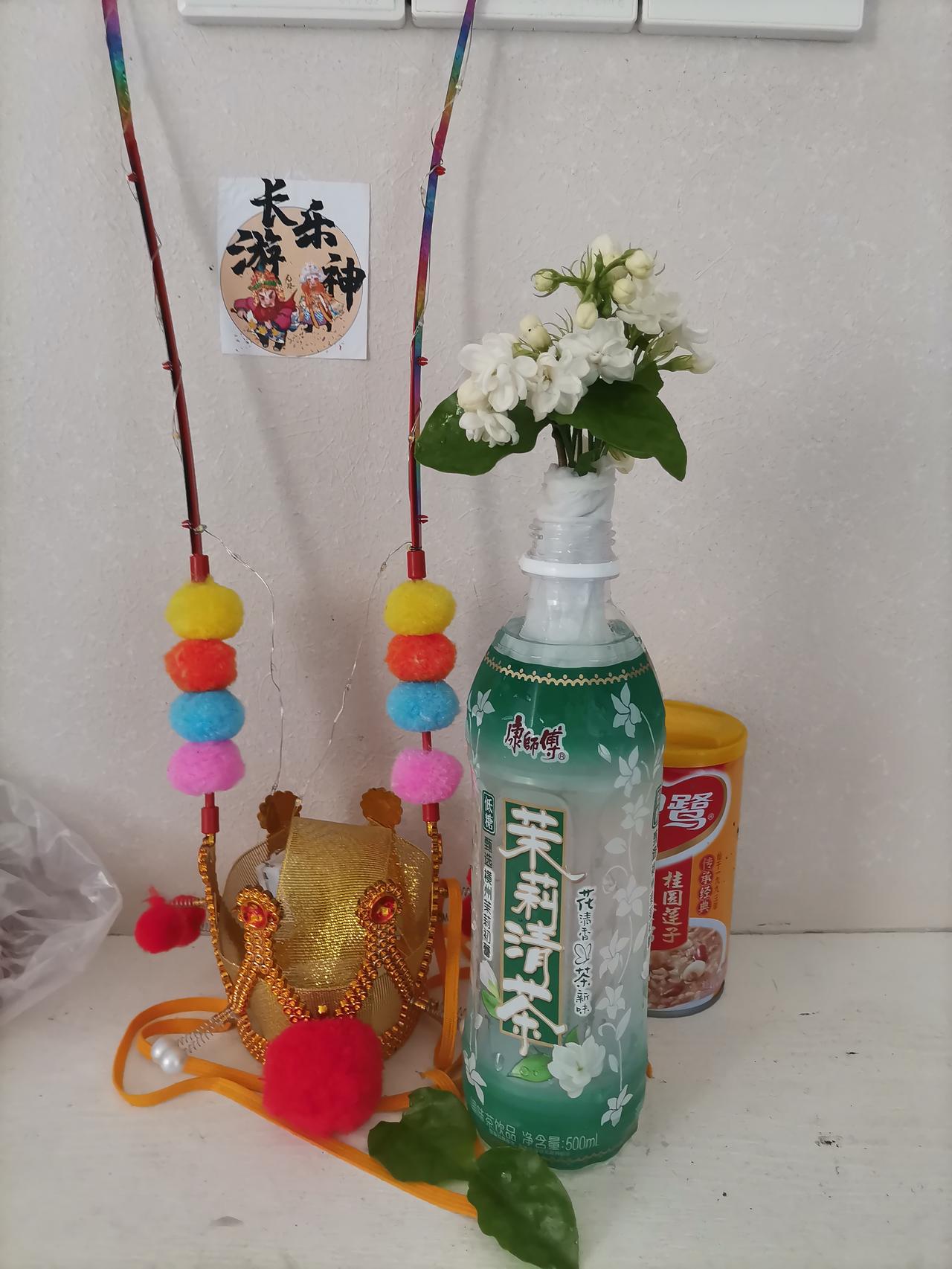 夏日炎炎，茉莉花香。[笑][笑][笑]，《茉莉花》黑鸭子组合。
夏日炎炎，走在街