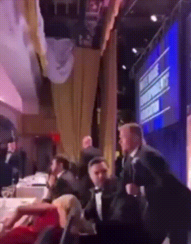 白宫晚宴突发枪击事件，核心当事人特朗普和万斯待遇完全不同，事件发生时安保第一时间