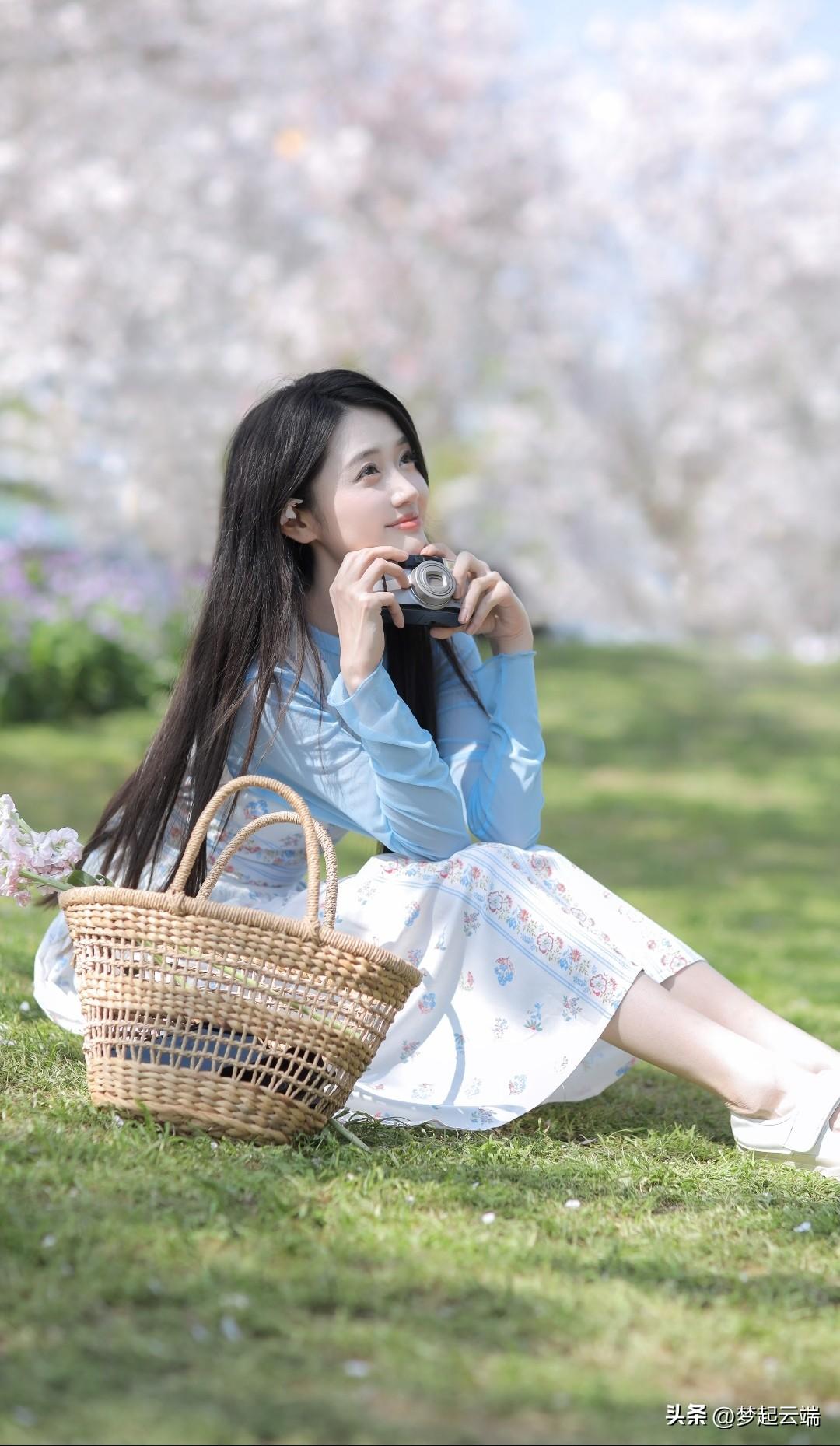 春日芳菲里，花影映人笑。