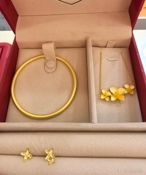 金价下跌备婚人买三金纠结症犯了 涨的时候嫌贵，跌了也是不买，所以该结的不在乎金价