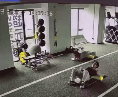 一名男子去健身房锻炼，但在热身时居然睡着了，而且这一睡竟然整整睡了7个小时！工作