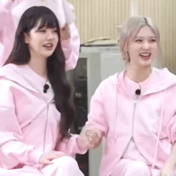 答个题手需要牵这么紧吗