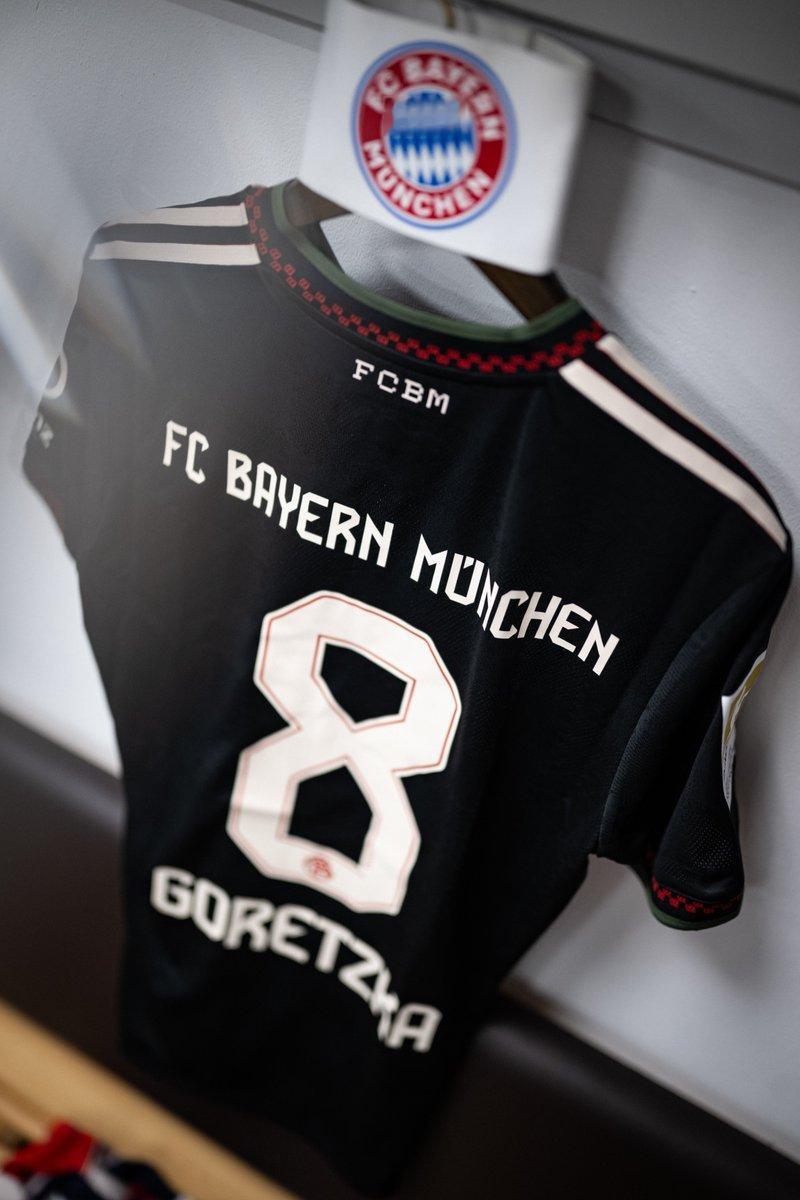 赛前，美因茨送给拜仁一束鲜花和一瓶香槟作为夺冠礼物谢谢小美ps：我老公今天是场上