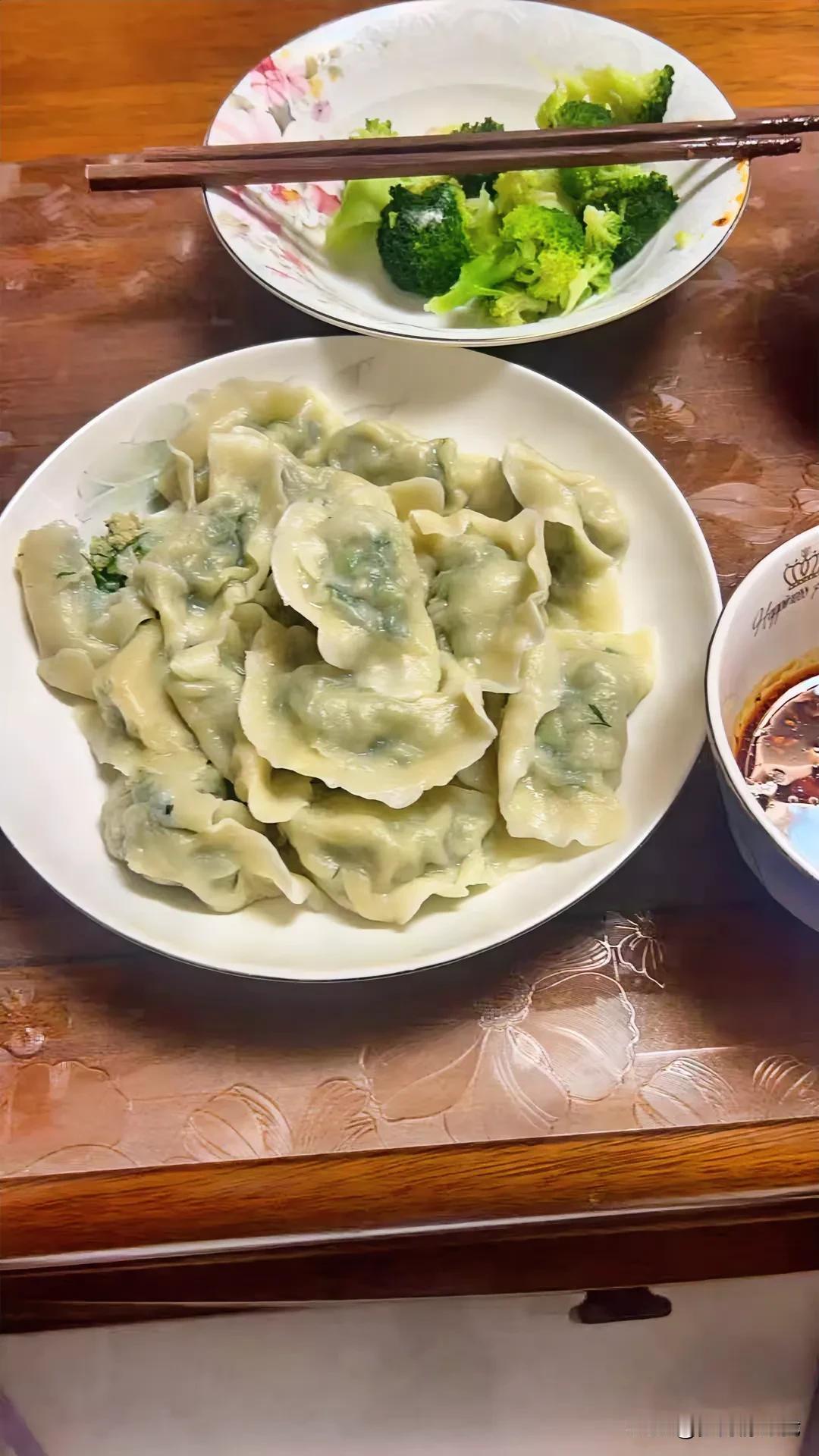 晚餐：自己包的韭菜茴香猪肉饺子[耶]