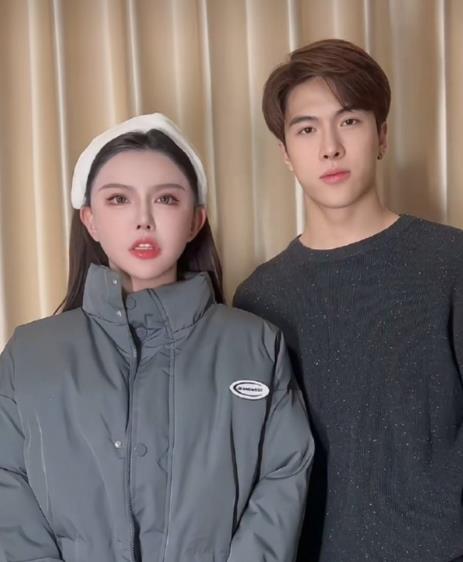 韩安冉辟谣小女儿不是宋浩然亲生 有网友质疑结婚博主的二胎女儿亲生父亲是前夫泽西。