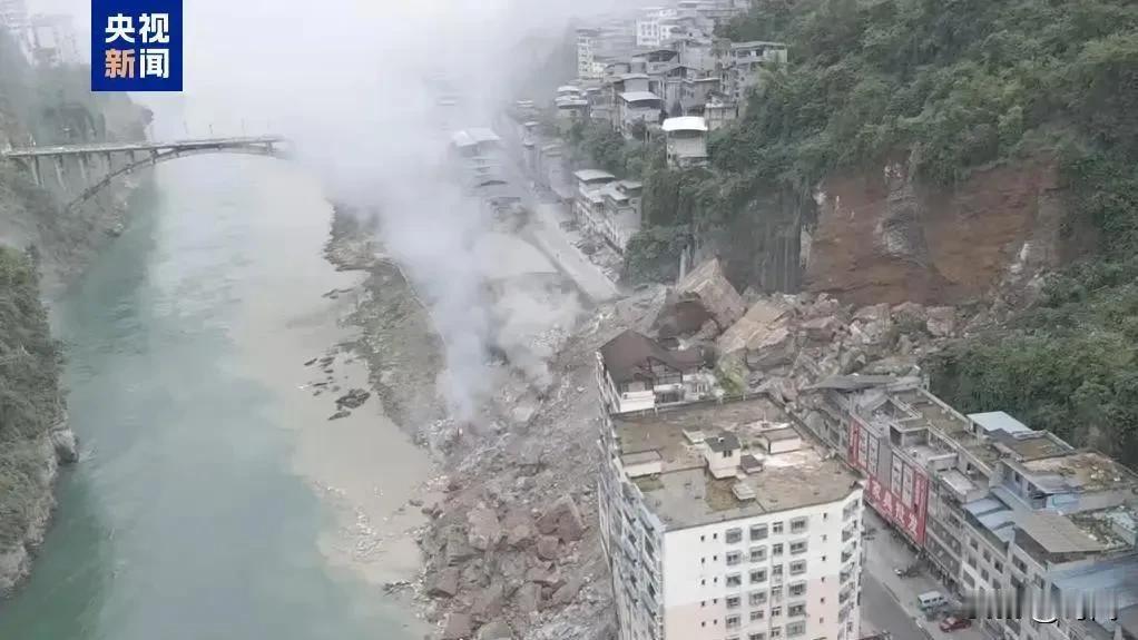 重庆发生严重意外灾害，4栋6层楼房被全部掩埋，伤亡人数目前完全无法确定，多辆汽车
