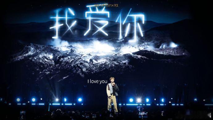 汪苏泷斗篷造型像迷幻眼蛱碟汪苏泷郑州演唱会《不服》这身斗篷真的杀疯了！上面的闪钻