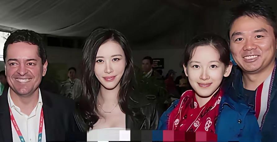 曾经，在一活动上田朴珺与刘强东夫妇以及外国友人的一张留影，田小姐气场强大稳居C位