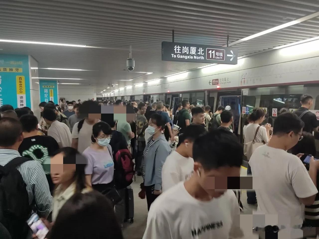 突然发现，深圳的地铁越来越挤了，今天是周日，地铁上还是有很多人，福田站上车都得等