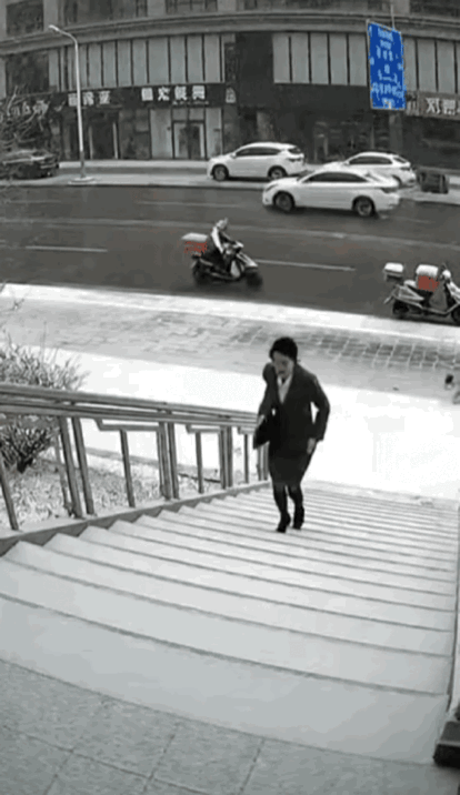 狗狗虽然不会说话，但它知道她摔得很疼。