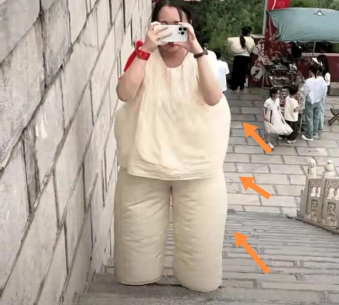 山风吹起宽衣大腿裤。